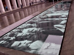 La piazza-memoriale Platz des Volksaufstandes von 1953 presso il Ministero Federale delle Finanze su Leipziger Strasse