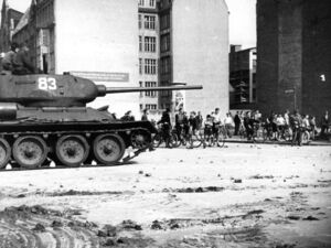 Carro armato sovietico T-34 su Schützenstrasse a Berlino Est durante la rivolta del 17 giugno 1953