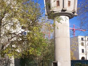 Erhaltener Wachturm an der Erna-Berger-Straße