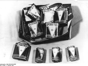 Im Fluchttunnel Wollankstraße gefundene Batterien, von DDR-Behörden beschlagnahmt, 1962