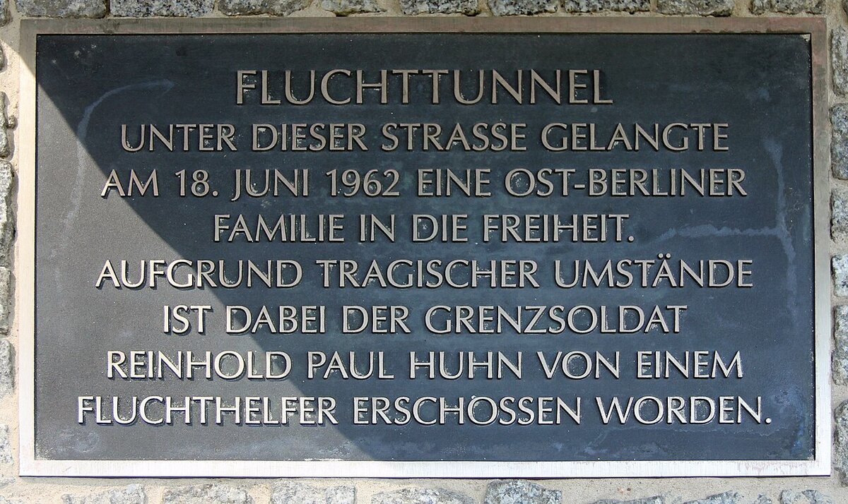 Memorial plaque for the 1962 escape tunnel at Zimmerstraße 54
