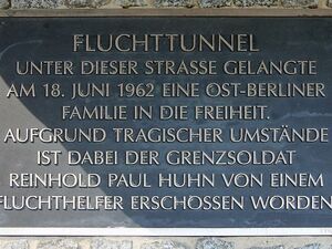 Gedenktafel für den Fluchttunnel von 1962 in der Zimmerstraße 54