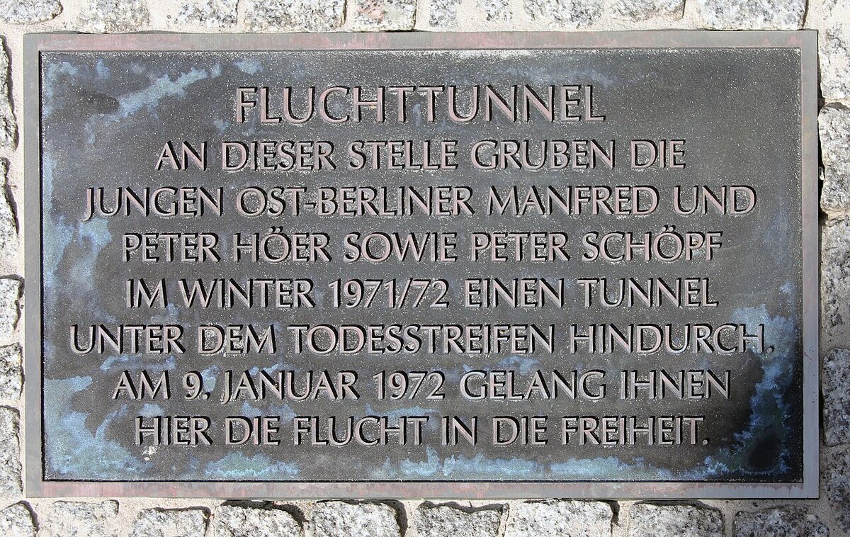 Memorial plaque for the 1972 escape tunnel at Zimmerstraße 8–9