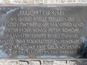 Gedenktafel für den Fluchttunnel von 1972 in der Zimmerstraße 8-9