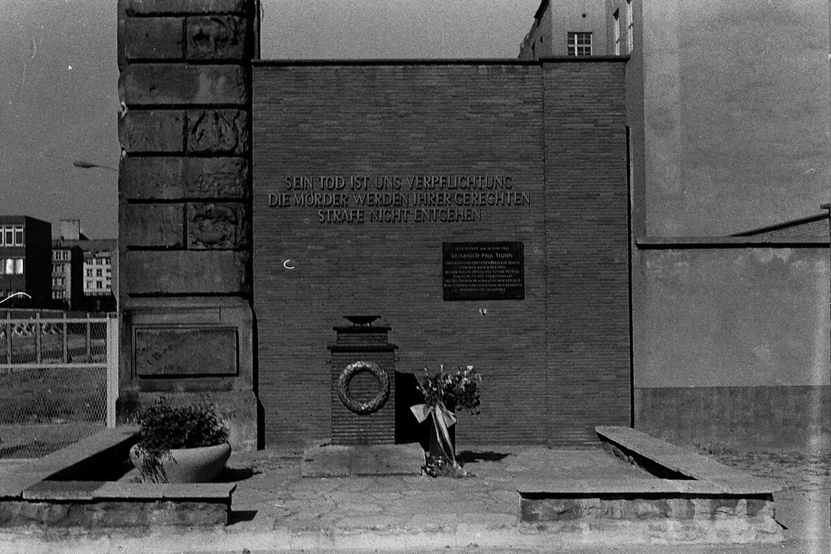 Memorial plaque for border guard Reinhold Huhn