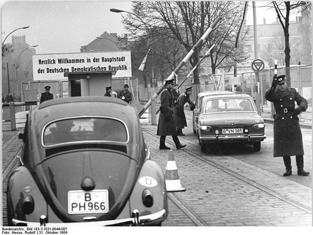 invalidenstrasse-border-crossing-1964