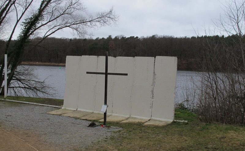Griebnitzsee Wall Remains
