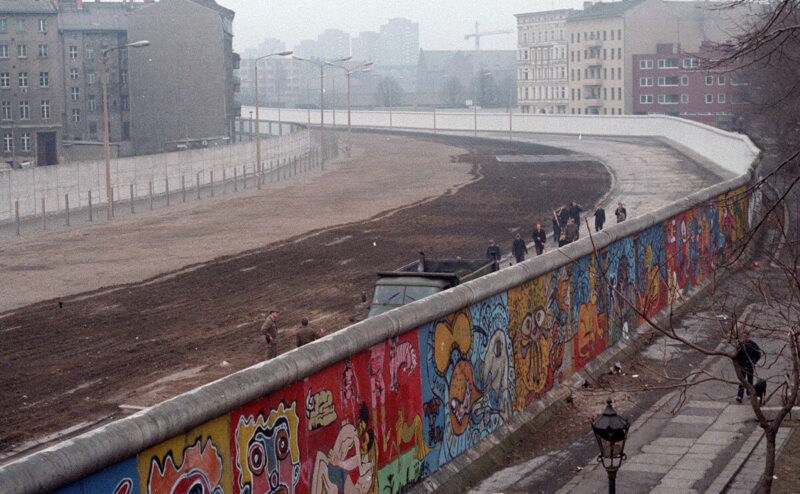 Die Berliner Mauer in der Kunst: Graffiti, Wandbilder und die East Side Gallery